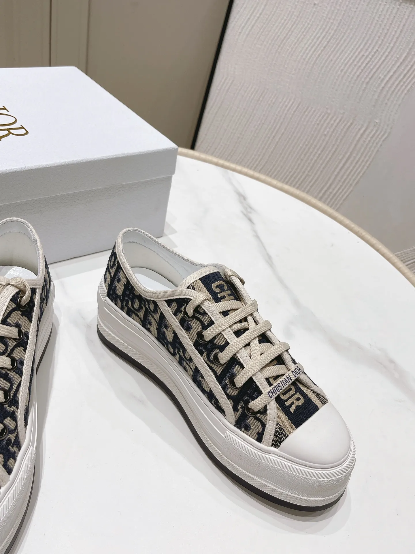 👟👟Ex-factory price 520 👟👟 Women's Shoes Women's Clothing Dior Walk'n Series Presbyopia Embroidery Thick-soled Canvas Shoes Casual Sports Shoes Original Purchase Development Production This Walk'n'Dior thick-soled sneaker is a fashionable item that enhances the style of the series. Oblique printed cotton embroidered upper with comfortable platform sole, tongue and Christian Dior 👟👟 ex-factory aris signature laces. Can add fashionable temperament to all kinds of casual looks ▪️Fabric: Original customized imported Oblique printed embroidery ▪️Inner lining: Imported soft sheepskin lining ▪️Outsole: Original exclusive molded T👟👟Factory price U material ▪️Sole thickness: 4.5CM ▪️Size: Women's 35-40